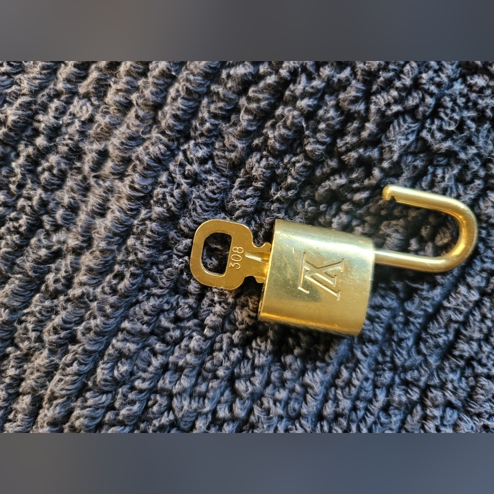 Autheintic LOUIS VUITTON #308 Brass Lock And Key With Chain. See Photos - Picture 4 of 5